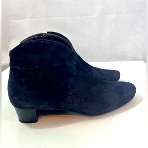 Italian-made Brunate Elegant Dark Blue Suede Ankle Boots, size 37